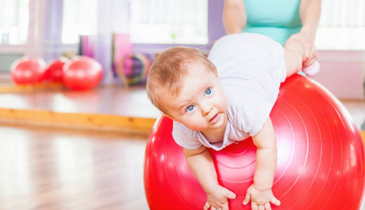 Beneficios para el desarrollo del bebé, al jugar en los parques infantiles,  en casa. - La fábrica de los peques