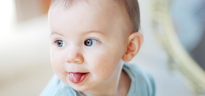 Bebé ejercita los músculos de la boca