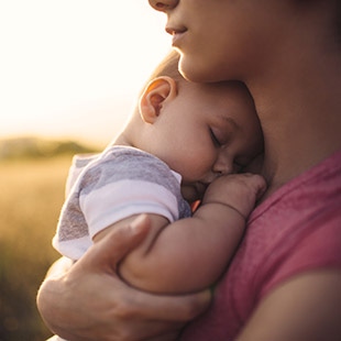 Imagen madre con bebé en brazos - salud bebé