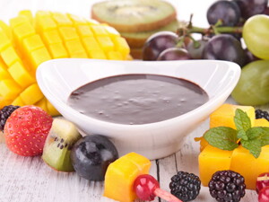 Carpaccio de frutas con salsa de chocolate Carpaccio de frutas con salsa de chocolate