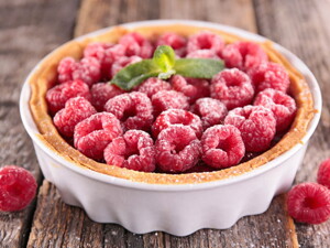 Tarta de frambuesas sobre compota de grosellas y manzanas
