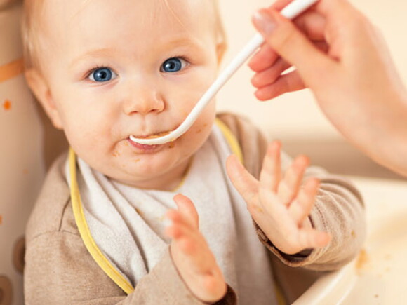 Bebé comiendo comida saludable infantil