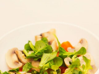 Ensalada de canónigos con champiñones