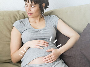 Mujer durante segundo o tercer trimestre de embarazo Mujer durante segundo o tercer trimestre de embarazo