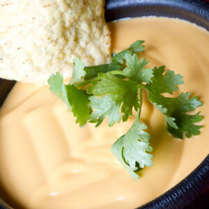 Salsa para dippear con tomates, queso de cabra y piñones tostados