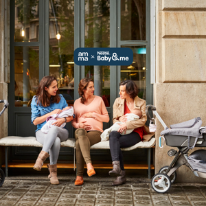3 mujeres hablando en un banco en la calle 3 mujeres hablando en un banco en la calle