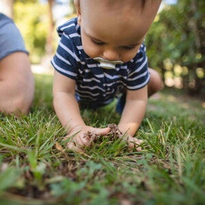 Bebé en el jardín