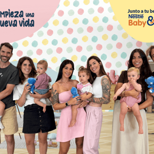 Padres felices sonriendo mientras esperan a su bebé - Nestlé Bebé Padres felices sonriendo mientras esperan a su bebé - Nestlé Bebé