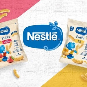 Logo de Nestlé con dos paquetes de snacks en fondo colorido.