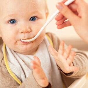 Bebé comiendo comida saludable infantil Bebé comiendo comida saludable infantil