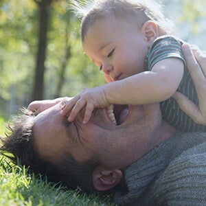 5 ejercicios divertidos con bebés boca abajo