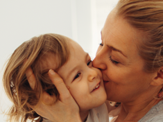 mamá dando un beso a su hijo