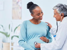 mujer embarazada en la consulta médica 