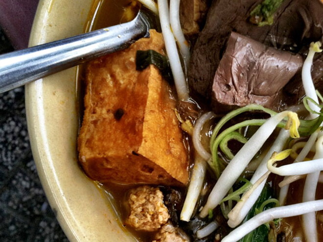 Buey salteado con brotes de soja, verduritas y cilantro