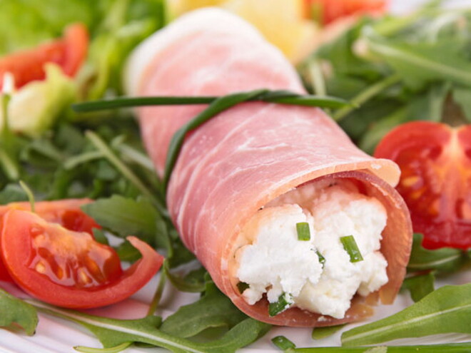 Rollitos de aperitivo de jamón y queso fresco