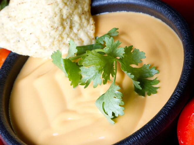 Salsa para dippear con tomates, queso de cabra y piñones tostados