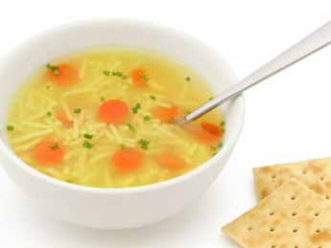 Sopa de pollo, fideos, zanahorias y champiñones Sopa de pollo, fideos, zanahorias y champiñones