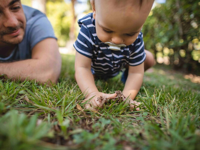 Bebé en el jardín