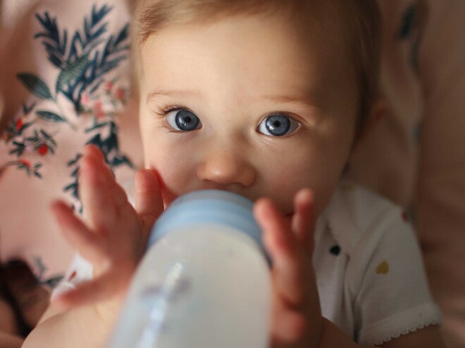 Bebé bebiendo leche Bebé bebiendo leche