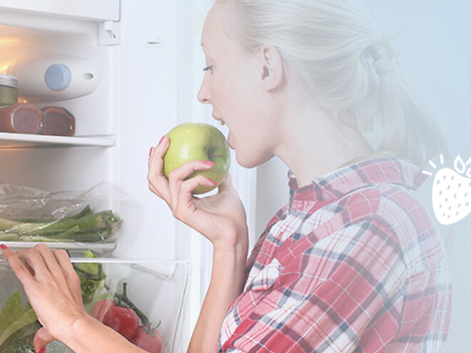 Mujer sigue alimentación sana durante la lactancia Mujer sigue alimentación sana durante la lactancia
