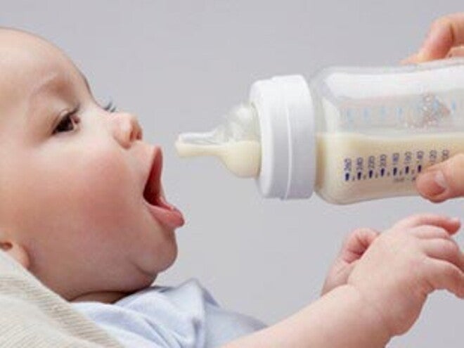 Cómo preparar un biberón | Nestlé Bebé