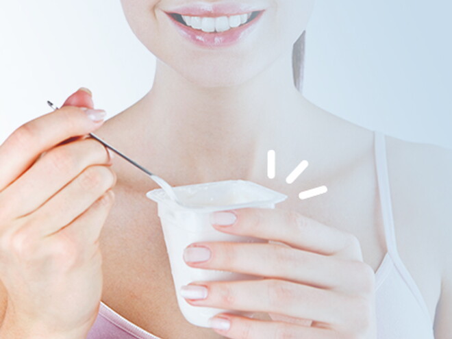 Mujer tomando vitaminas para el embarazo Mujer tomando vitaminas para el embarazo