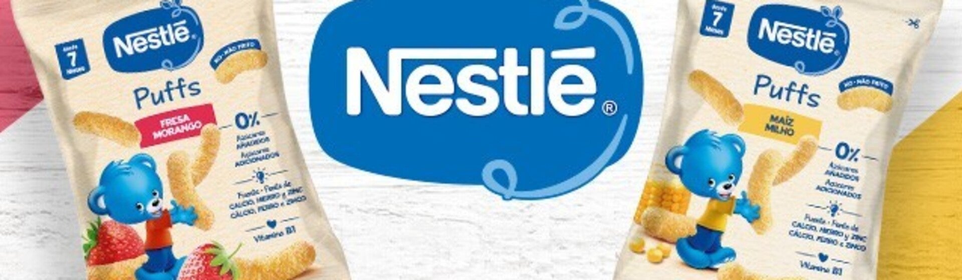 Logo de Nestlé con dos paquetes de snacks en fondo colorido.