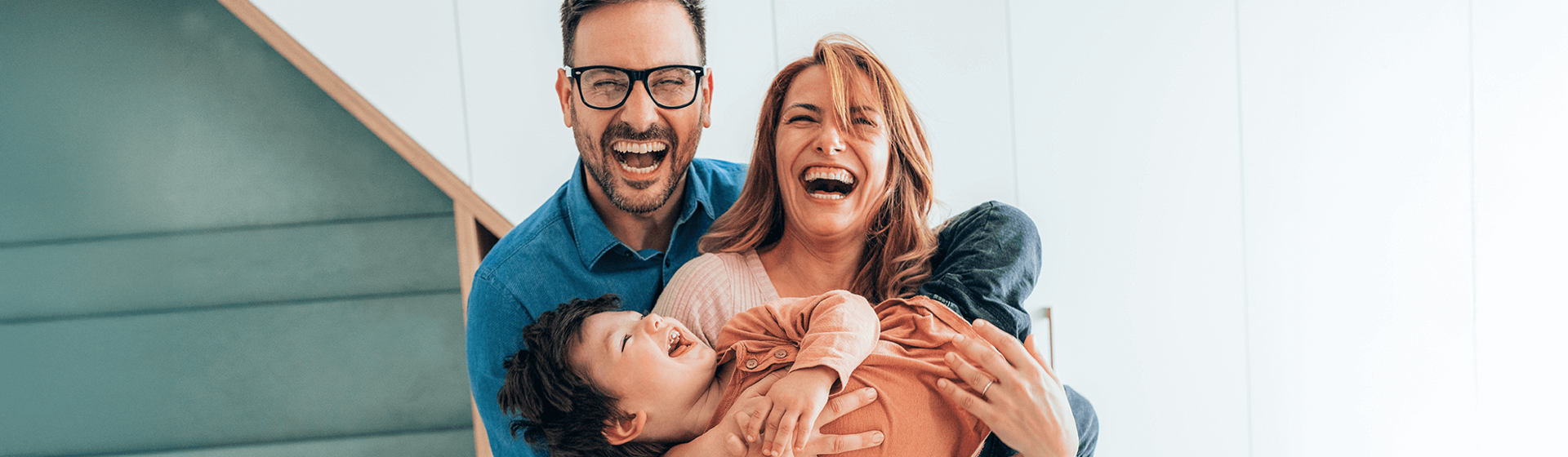 Padres felices sonriendo mientras esperan a su bebé - Nestlé Bebé