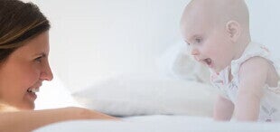Ejercicio con bebés y su mamá Ejercicio con bebés y su mamá