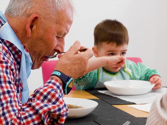 Amigos mayores y amigos pequeños comiendo 