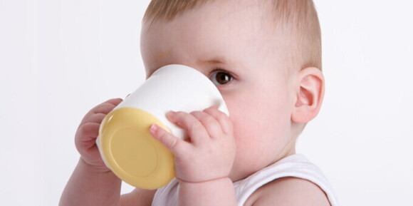 El bebé bebe del vaso El bebé bebe del vaso