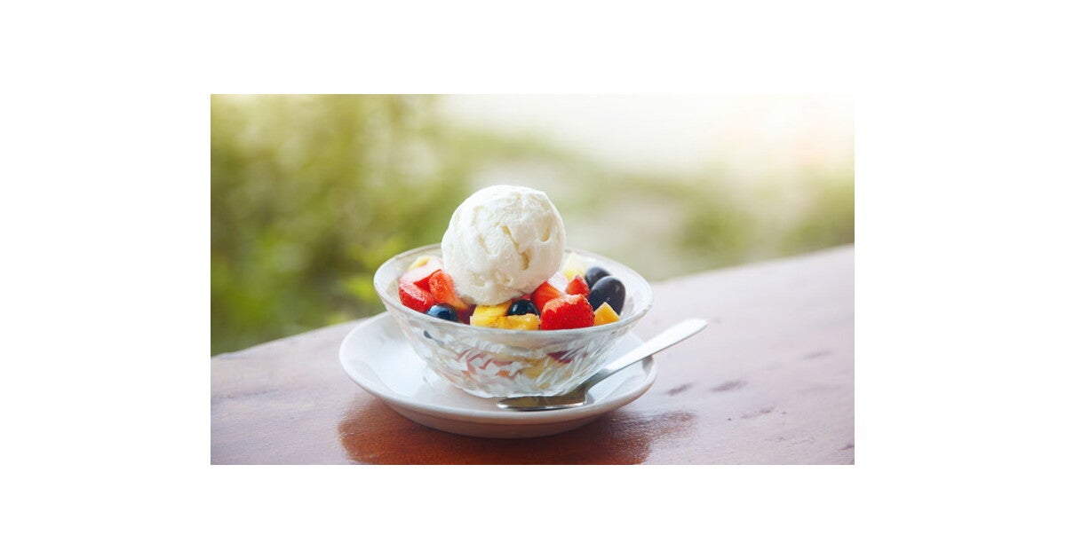 Macedonia de fruta fresca en infusión de romero con helado al caramelo