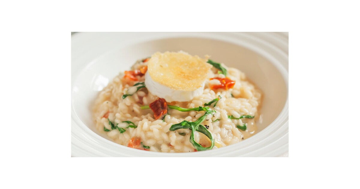 Risotto de verduras de primavera con queso de cabra fresco