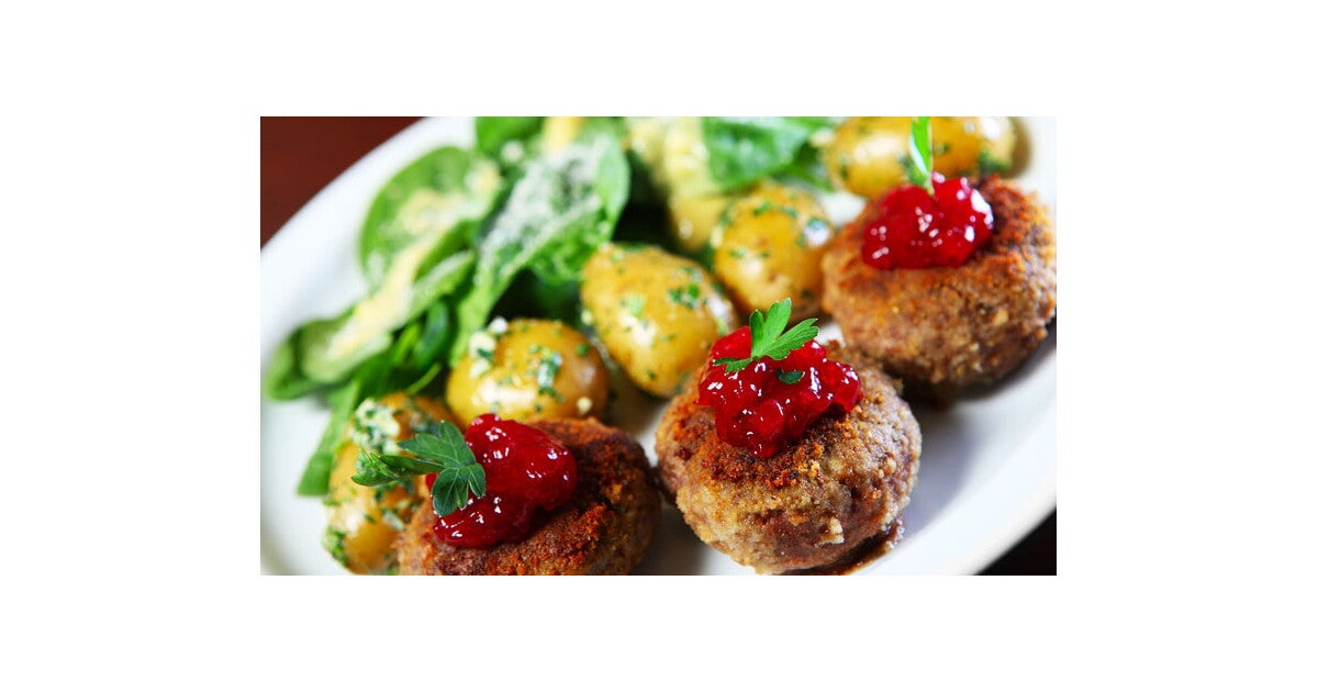 Albóndigas de buey con tomates confitados y brotes de espinacas