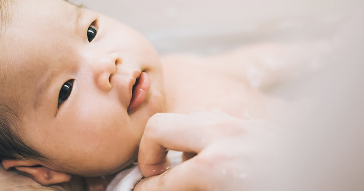 Cómo bañar a tu bebé recién nacido por primera vez