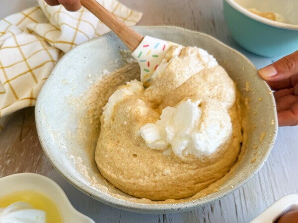 Mi primera tarta de cumpleaños setp 2 - añadir las claras montadas e la mezcla