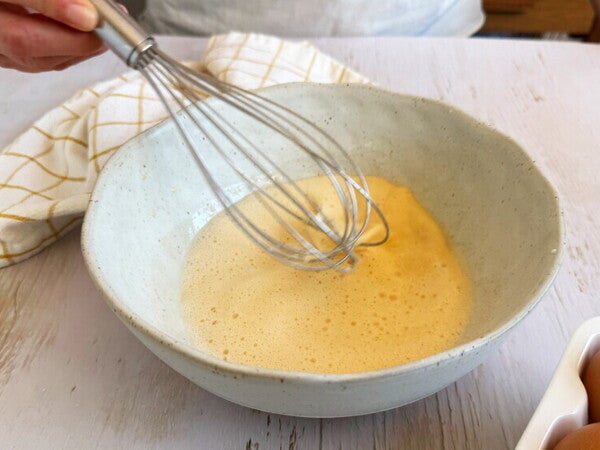 Mi primera tarta de cumpleanos Step 1  - mezclar las yemas