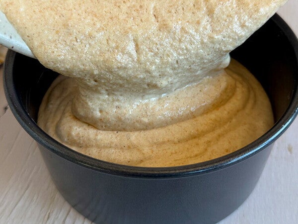 Mi primera tarta de cumpleanos Step 3 - verter la masa en el molde