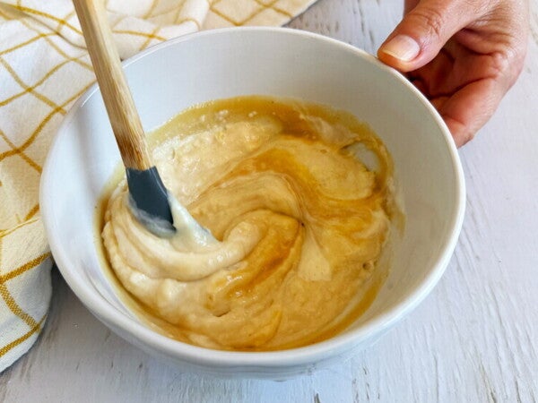 Mi primera tarta de cumpleanos Step 4 - mezclar yogolino con harina